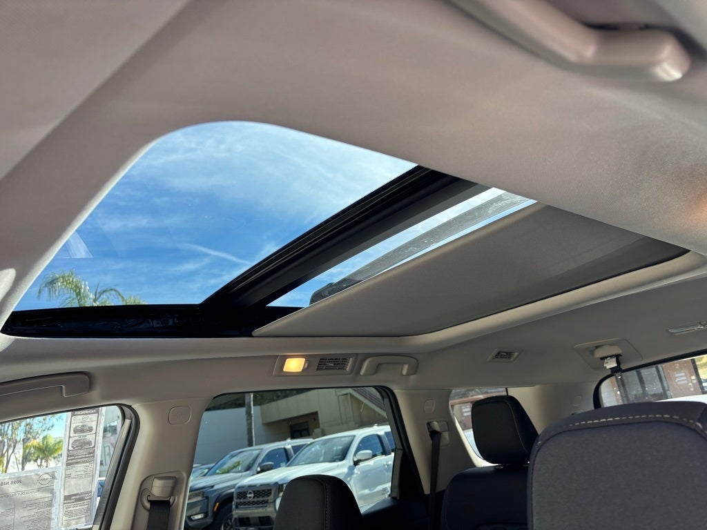 2025 Nissan Pathfinder SV