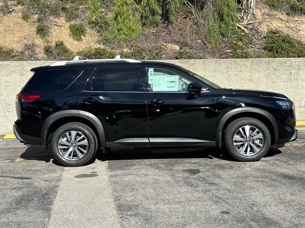 2025 Nissan Pathfinder SL