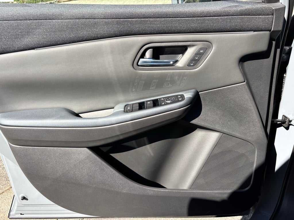 2026 Nissan LEAF Platinum+